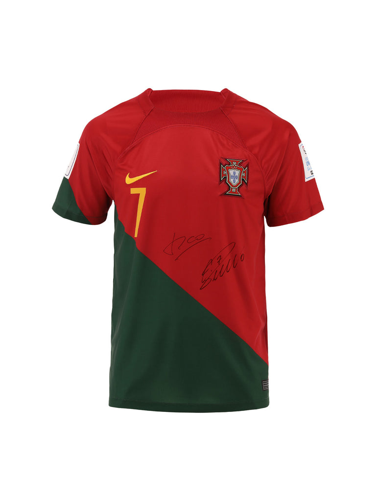 قميص موقع من النجم كريستيانو رونالدو مع منتخب البرتغال نسخة كأس العالم 2022 
