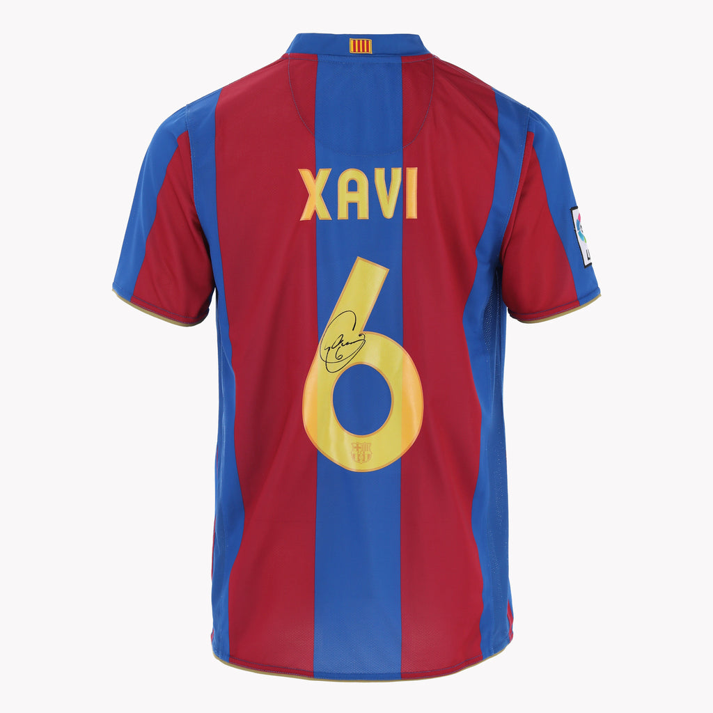 Close-up of Xavi Barcelona Home 2007-08 Back Signed Shirt, highlighting Xavi's signature.